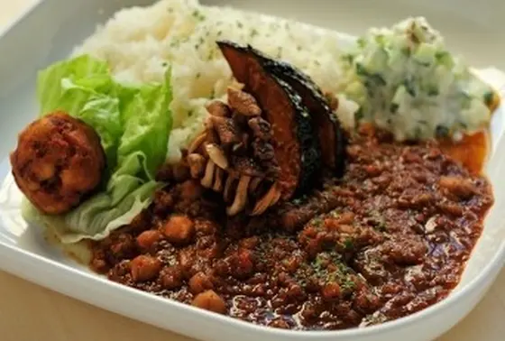 越後妻有のゲストハウス「山ノ家」で、人気のカレーもいただける。