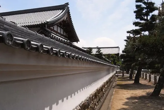白い壁で隔離されている
