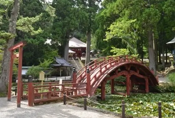 朝熊岳の山頂にあります