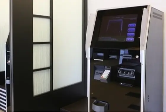 フロントでのチェックイン受付後、支払いは隣の自動精算機で