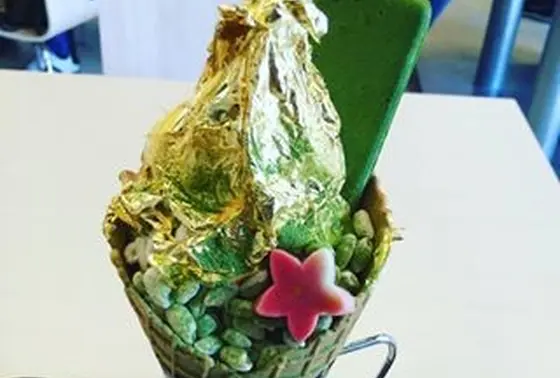 金箔ソフトクリーム”黄金ソフト”