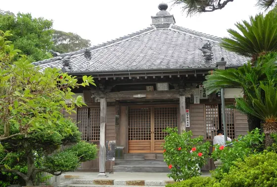 弘法様は本堂右側