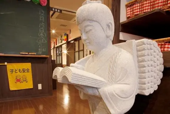 まずは二宮金次郎さんがお出迎え