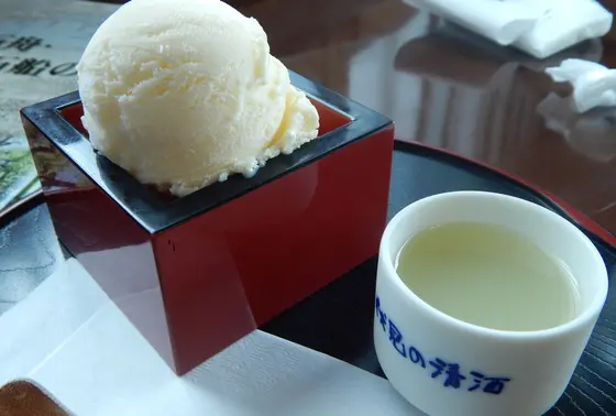 アイスにお酒をかけて食べる？！