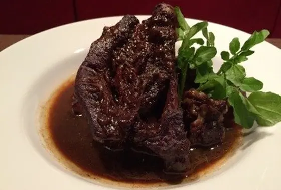 牛ほほ肉の赤ワイン煮込み
