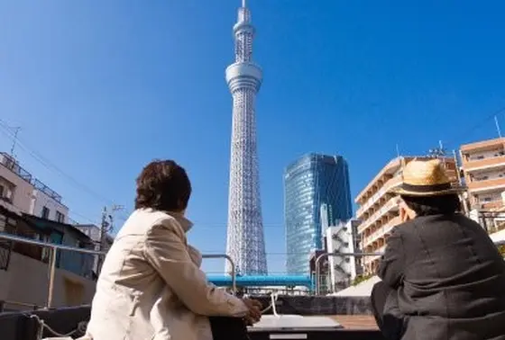 水面に逆さスカイツリーが。