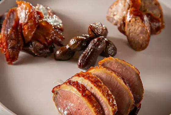汁そばにも入る蜜汁叉焼は、豚肉の肩ロースを使い仕上げるが、ハチミツといった甘さのある食材に、コーリャン酒を入れたつけダレがおいしく、お酒が進むとか。