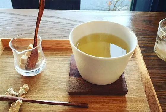 窓ぎわの席でくつろぐ