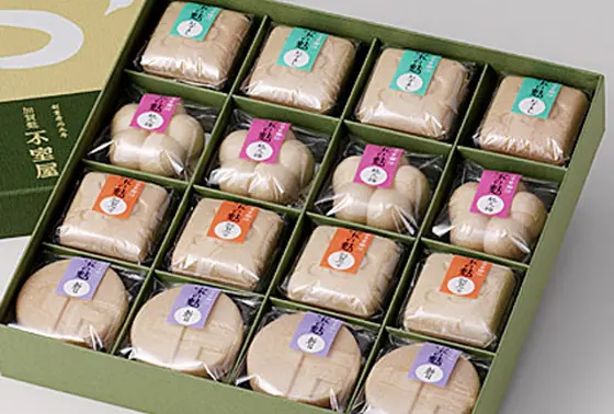 お湯を注ぐと、中から具材がほわわわ♡