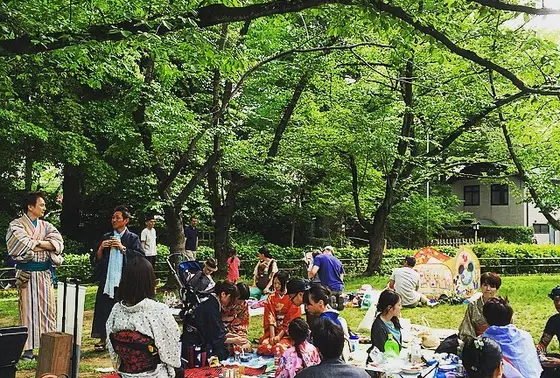 ピクニックをするには階段をひたすら上りましょう。