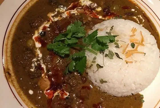 ランチはスパイスの効いた本格カレ－