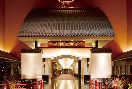 豪華絢爛な館内