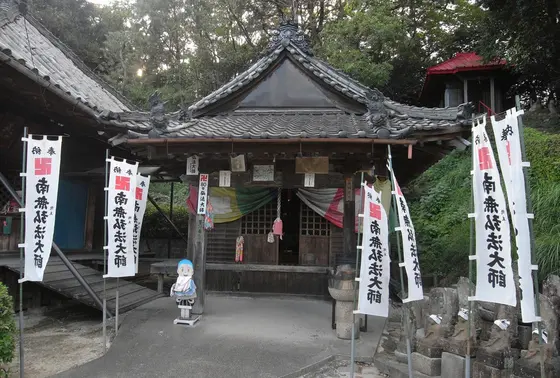 弘法様は上の段右側に