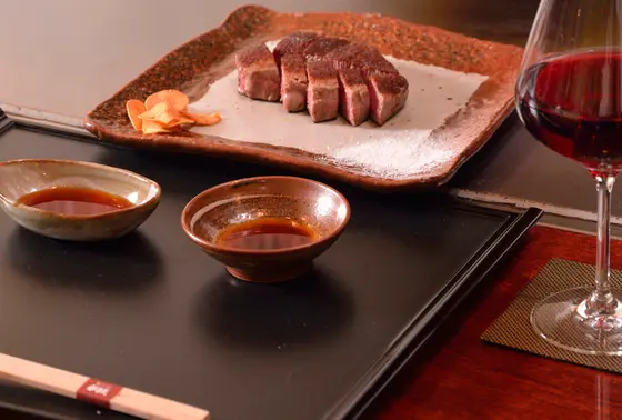 牛肉と魚介を豪快に鉄板焼！