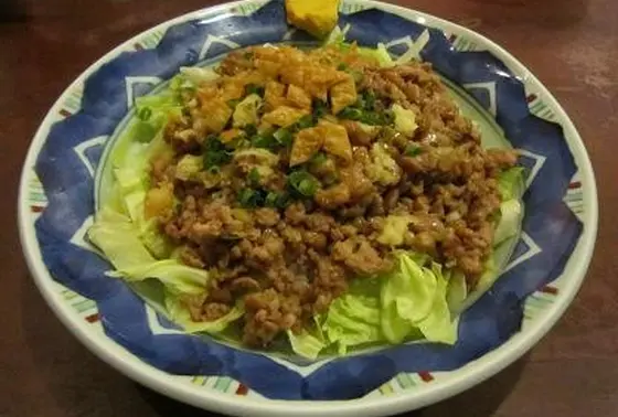 挽肉と納豆炒めのレタス巻