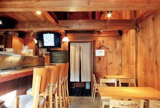 酒蔵を改装した店内