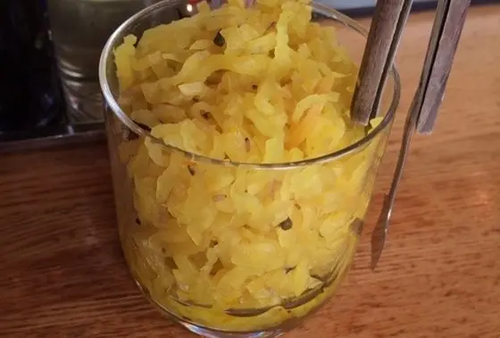 ご飯には、たくあんをのせるも良し、スープをかけるも良し。