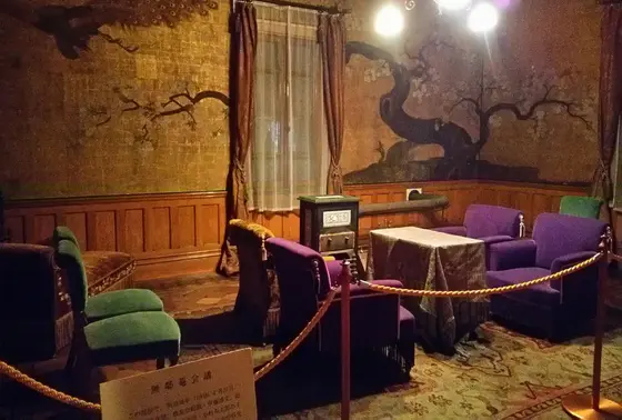 洋館には…