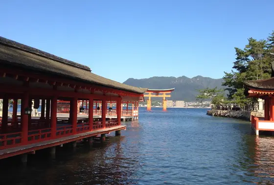 厳島神社内