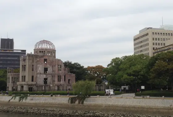 元安川の対岸からみた原爆ドーム