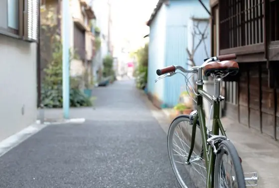 シックな自転車は谷中にぴったりのデザイン