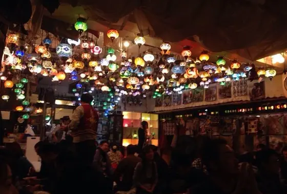 たくさんのランタンで彩られる店内。