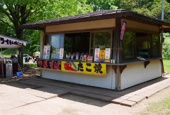 軽食のお店も有ります