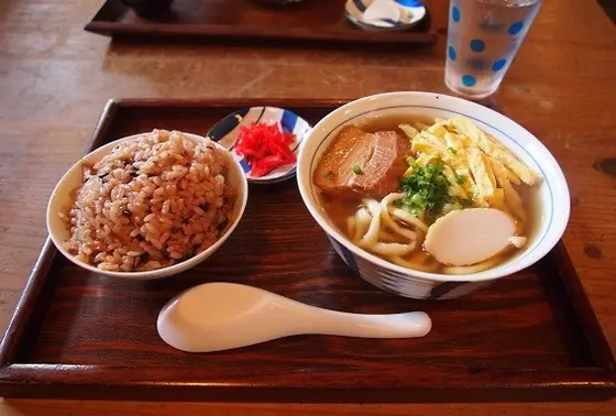 沖縄そばと黒米ジューシー