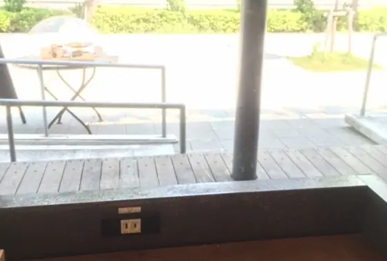 開放的な窓側席