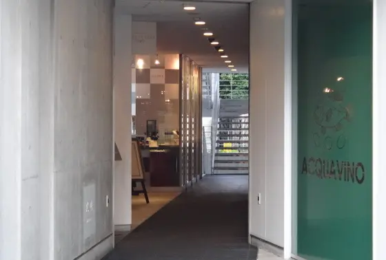 ACQAVINOの隣の通路