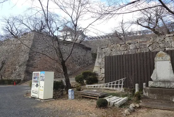 入り組んだ高い石垣
