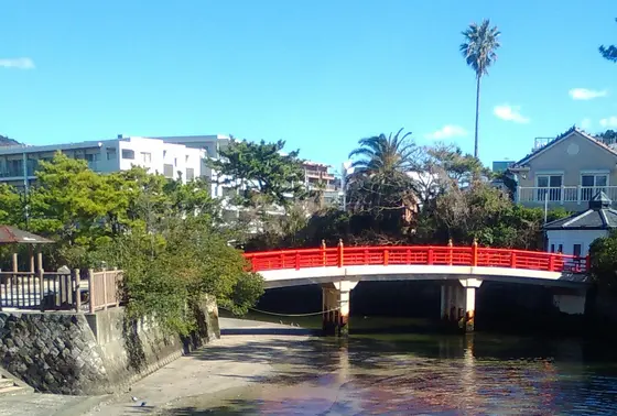 森戸海岸と森戸神社をつなぐ『みそぎ橋』
