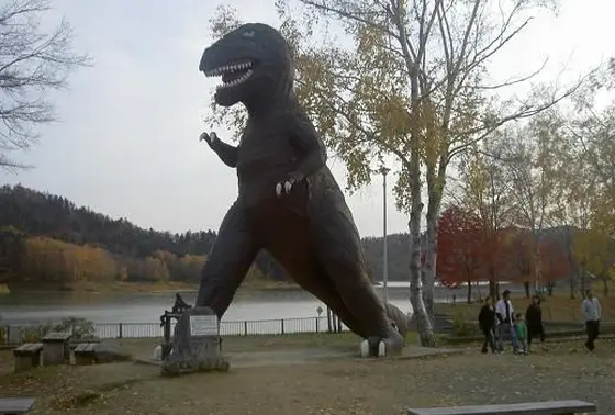 恐竜の像