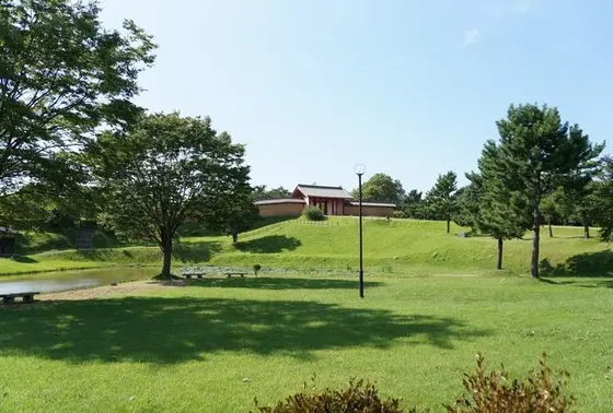 外郭東門を抜けると芝生が美しい公園へ