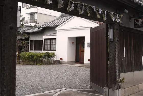 中庭の先に洋風の建物