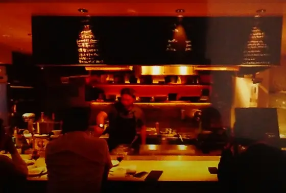 隠れ家のようなお店。ライブ感あるオープンキッチンで、シェフ拘りの食材を使ってリーズナブルに美味しく提供してくれる。