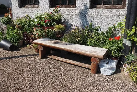 駅周辺のベンチ