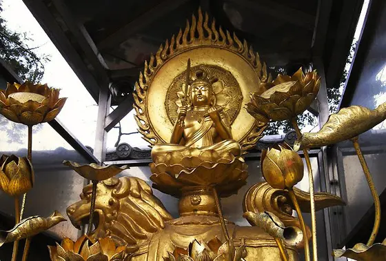 右も左も仏像だらけ