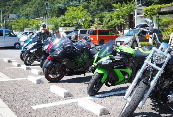駐車場はカラフルです♪