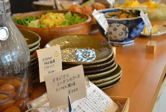 カウンターにずらっと並ぶお惣菜