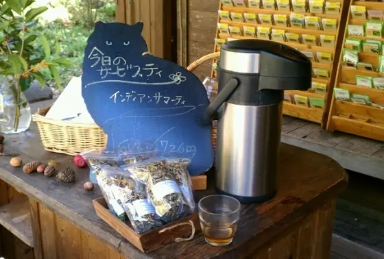 入り口にはハーブティー
