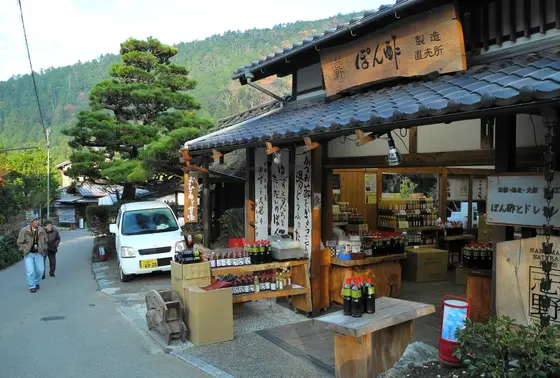 こちらは醤油の店