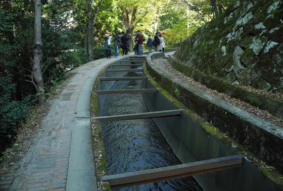 水路の上は散策路