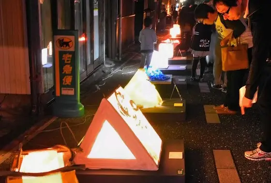 道路の両側にズラリと並ぶ
