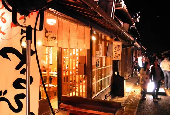 お店も夜まで営業
