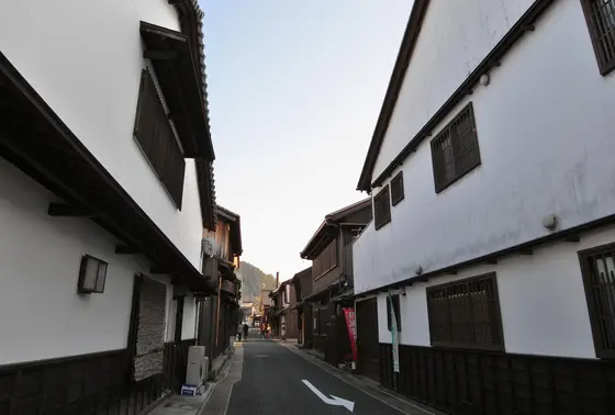 白壁の路地
