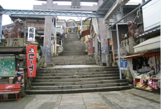 門前町を抜けると階段スタート！