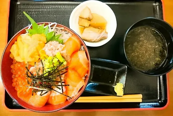私は4色丼(うに付き)