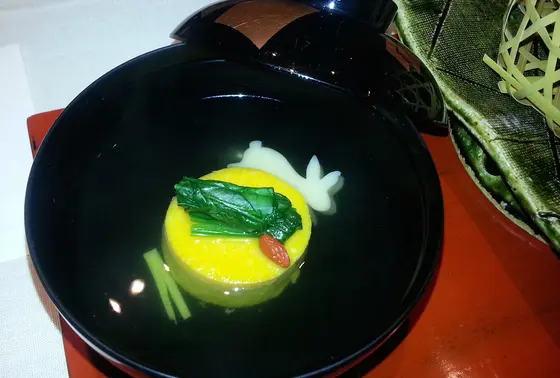 お椀の中にウサギが！