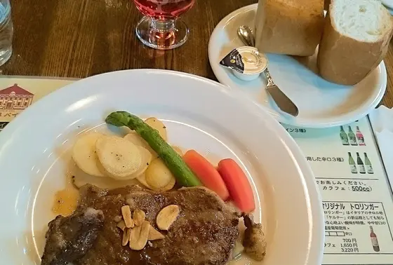 バインセット(食前酒、サラダ、ステーキ、パンかライス、食後のドリンク)